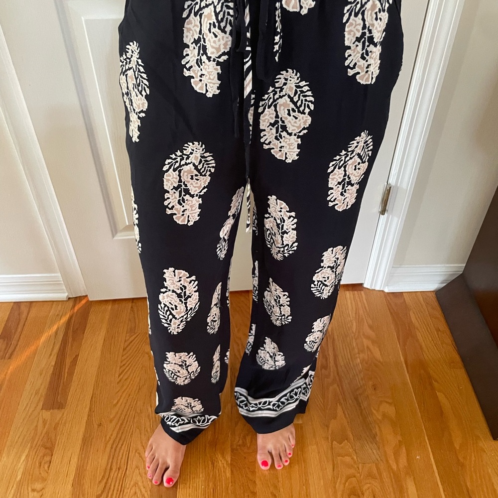 LOVESONG DRAWSTRING PANT WITH POCKETS. SIZE SMALL. NEVER WORN.